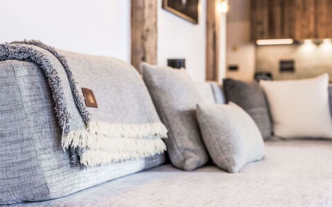 Chalet Atacama: Balcón, Manchas De Madera, Planta De Casa, Mueble Para Exteriores, Maceta