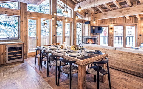 Chalet Atacama: Balcón, Manchas De Madera, Planta De Casa, Mueble Para Exteriores, Maceta
