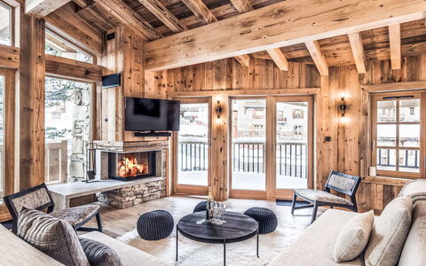 Chalet Atacama: Balcón, Manchas De Madera, Planta De Casa, Mueble Para Exteriores, Maceta