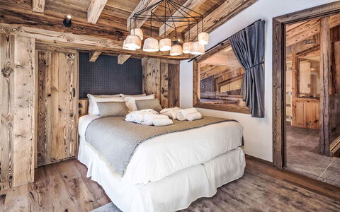 Chalet Atacama: Balcón, Manchas De Madera, Planta De Casa, Mueble Para Exteriores, Maceta