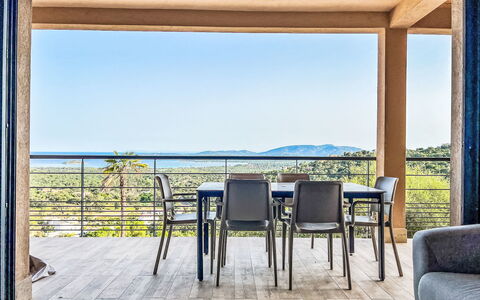 Sainte Lucie Porto Vecchio 650: Balcón, Manchas De Madera, Planta De Casa, Mueble Para Exteriores, Maceta