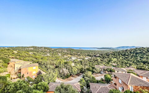 Sainte Lucie Porto Vecchio 650: Balcón, Manchas De Madera, Planta De Casa, Mueble Para Exteriores, Maceta