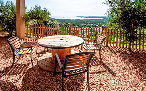 Sainte Lucie Porto Vecchio 650: Balcón, Manchas De Madera, Planta De Casa, Mueble Para Exteriores, Maceta