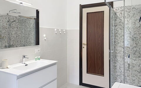 Balconi sulla Spiaggia: Balcón, Manchas De Madera, Planta De Casa, Mueble Para Exteriores, Maceta