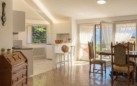Balconi sulla Spiaggia: Balcón, Manchas De Madera, Planta De Casa, Mueble Para Exteriores, Maceta