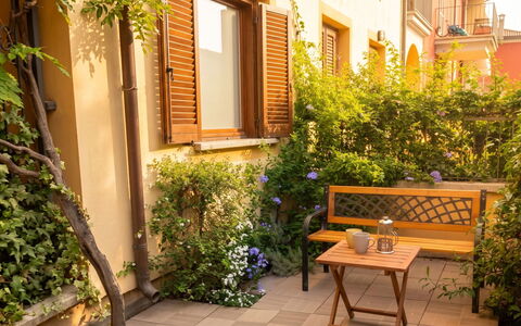 City and Coast: Balcón, Manchas De Madera, Planta De Casa, Mueble Para Exteriores, Maceta