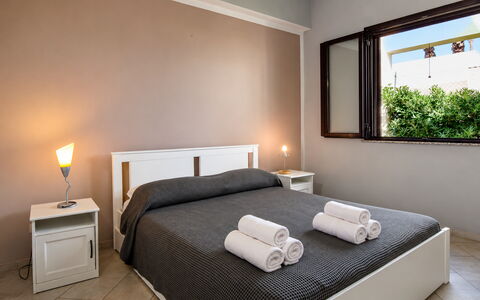 Villa Sara: Diseño De Interiores, Habitación, Cama, Departamento, Techo, Mueble, Suelo, Marco De La Cama, Casa, Lecho