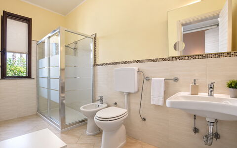 Villa Sara: Piso, Arreglo De Tubería, Diseño De Interiores, Suelo, Baño, Asiento Del Baño, Baño, Plomería, Lavabo, Grifo