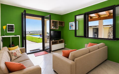 Villa Sara: Mueble, Diseño De Interiores, Piso, Suelo, Casa, Sofá, Techo, Sala, Habitación, Departamento