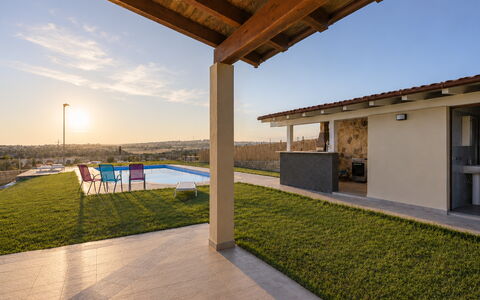 Villa Sara: Arquitectura, Sombra, Techo, Inmuebles, Diseño, Villa, Estructura Al Aire Libre, Piscina, La Luz Del Día, Recurso