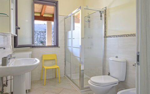 Villa Sara: Piso, Arreglo De Tubería, Diseño De Interiores, Suelo, Baño, Plomería, Lavabo, Habitación, Lavabo Del Baño, Techo