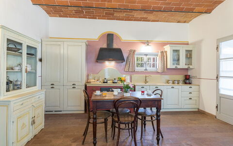 Antica Villa Merelli 12: Mueble, Diseño De Interiores, Cocina, Piso, Gabinetes, Madera, Suelo, Mostrador, Techo, Habitación