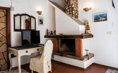 Casa Dafne: Pared, Mueble, Madera, Diseño De Interiores, Encendiendo, Habitación, Silla, Sala, Madera Dura, Manchas De Madera