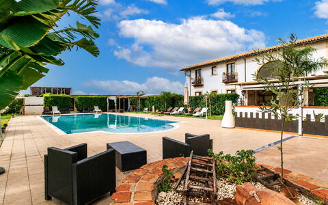 Casa Dafne: Piscina, Recurso, Barrio Residencial, Inmuebles, Eco Hotel, Hacienda, Paisajismo, Casa De Campo, Villa, Patio