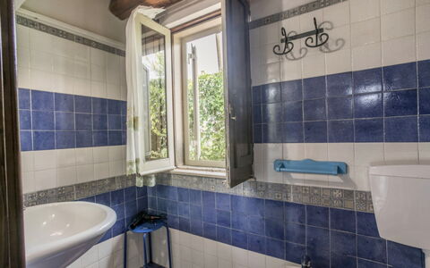 Casa Dafne: Piso, Arreglo De Tubería, Suelo, Diseño De Interiores, Loseta, Grifo, Baño, Plomería, Lavabo, Lavabo Del Baño