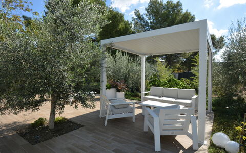 La Dimora di Diana: Mueble, Madera, Mueble Para Exteriores, Sombra, Jardín, Pérgola, Estructura Al Aire Libre, Mesa Al Aire Libre, Silla, Patio