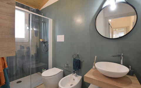 La Dimora di Diana: Baño, Piso, Arreglo De Tubería, Diseño De Interiores, Suelo, Lavabo Del Baño, Lavabo, Grifo, Plomería, Encendiendo