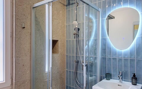 Casa Yakamos: Arreglo De Tubería, Pared, Baño, Diseño De Interiores, Piso, Suelo, Plomería, Espejo, Lavabo Del Baño, Encendiendo
