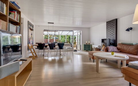Anina - 300M from the Sea: Mueble, Diseño De Interiores, Piso, Suelo, Pared, Sofá, Madera, Techo, Sala, Habitación