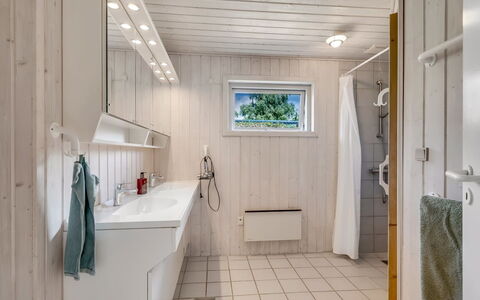 Anina - 300M from the Sea: Piso, Madera, Arreglo De Tubería, Suelo, Diseño De Interiores, Techo, Lavabo, Grifo, Plomería, Baño