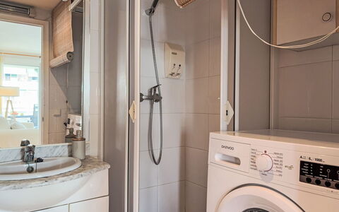 Xaloc: Diseño De Interiores, Piso, Arreglo De Tubería, Suelo, Lavadora, Lavabo, Baño, Habitación, Grifo, Plomería