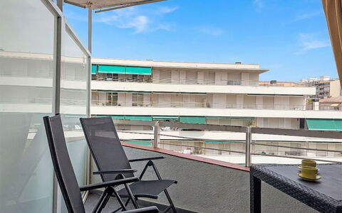 Xaloc: Departamento, Suelo, Material Compuesto, Balcón, Condominio, Edificio Comercial, Vaso, Sombra, La Luz Del Día, Silla