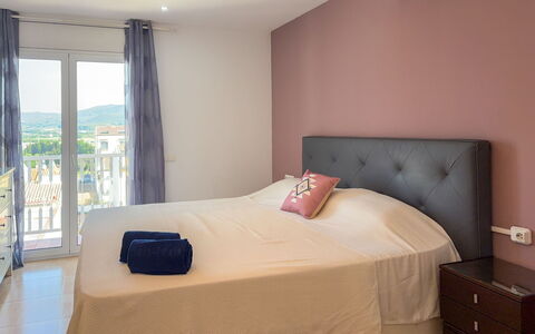 Clara: Cama, Mueble, Habitación, Lecho, Sábana, Diseño De Interiores, Madera, Suelo, Linos, Piso