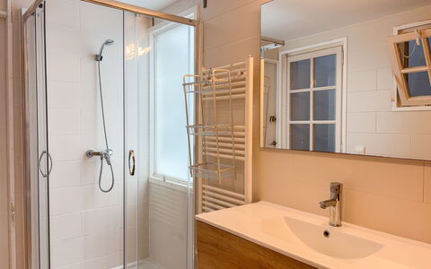 Clara: Baño, Arreglo De Tubería, Piso, Suelo, Diseño De Interiores, Madera, Lavabo, Grifo, Plomería, Habitación