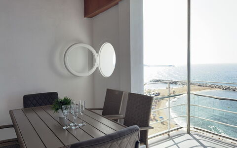 Clara: Mueble, Suelo, Mar, Vaso, Oceano, Silla, Sombra, Cocina Y Comedor Mesa, Balcón, Mesa De Café