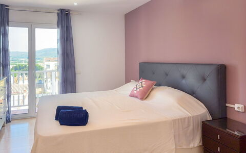 Clara: Cama, Mueble, Habitación, Lecho, Sábana, Diseño De Interiores, Madera, Linos, Suelo, Habitación