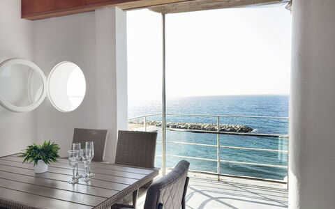 Clara: Mueble, Suelo, Diseño De Interiores, Mar, Mesa, Piso, Silla, Oceano, Vaso, Cocina Y Comedor Mesa