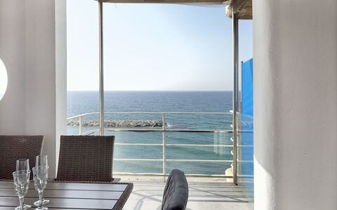 Clara: Mueble, Suelo, Piso, Silla, Mar, Diseño De Interiores, Mesa, Oceano, Vaso, Sombra