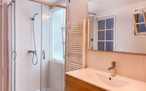 Clara: Baño, Arreglo De Tubería, Piso, Suelo, Diseño De Interiores, Grifo, Lavabo, Plomería, Habitación, Lavabo Del Baño