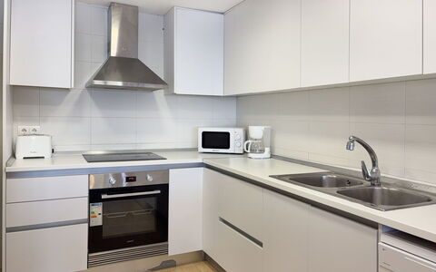 Clara: Aparato De Cocina, Cocina, Mostrador, Gabinetes, Electrodoméstico, Estufa De Cocina, Piso, Diseño De Interiores, Electrodoméstico, Estufa
