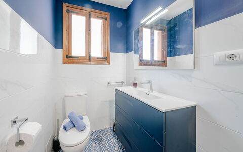 Can Nura: Azul, Piso, Suelo, Arreglo De Tubería, Baño, Mueble De Baño, Loseta, Baño, Plomería, Grifo