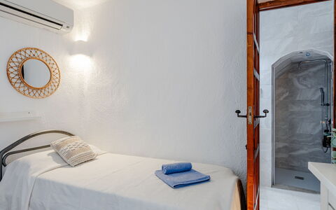 Can Nura: Cama, Habitación, Pared, Lecho, Sábana, Diseño De Interiores, Suelo, Mueble, Techo, Piso