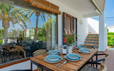Can Nura: Mueble, Silla, Mesa, Cocina Y Comedor Mesa, Comedor, Planta De Casa, Sombra, Recurso, Eco Hotel, Maceta