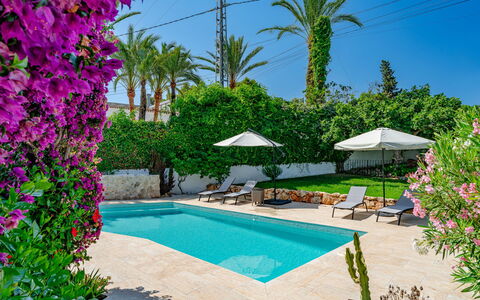 Can Nura: Azul, Piscina, Recurso, Eco Hotel, Mueble Para Exteriores, Sombra, Jardín, Paisajismo, Hacienda