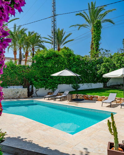 Can Nura: Azul, Piscina, Recurso, Eco Hotel, Mueble Para Exteriores, Sombra, Jardín, Paisajismo, Hacienda