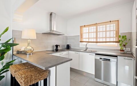 Sol Moraira: Cocina, Mostrador, Mueble, Diseño De Interiores, Aparato De Cocina, Piso, Gabinetes, Electrodoméstico, Madera, Techo