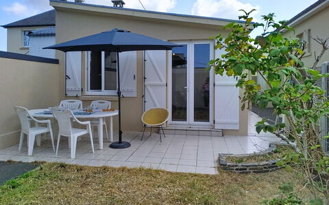 Riviera: Mueble, Mueble Para Exteriores, Puerta, Silla, Casa, Sombra, Yarda, Jardín, Paraguas, Patio