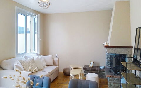 Riviera: Mueble, Diseño De Interiores, Piso, Pared, Suelo, Sofá, Habitación, Madera, Techo, Sala