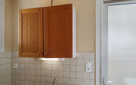 Riviera: Madera, Diseño De Interiores, Piso, Habitación, Mostrador, Lavabo, Gabinetes, Arreglo De Tubería, Grifo, Fregadero