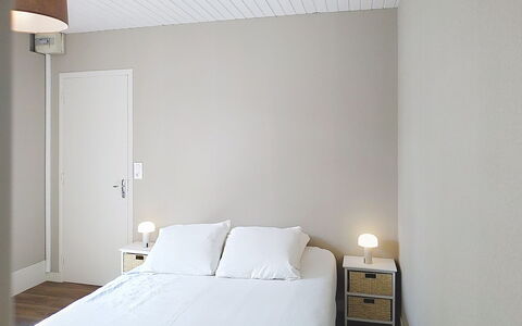 Riviera: Pared, Diseño De Interiores, Habitación, Mueble, Suelo, Madera, Piso, Cama, Lecho, Textil