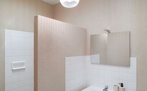 Riviera: Pared, Piso, Diseño De Interiores, Suelo, Arreglo De Tubería, Baño, Marrón, Plomería, Lavabo, Techo