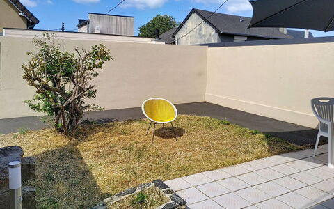 Riviera: Mueble, Casa, Material Compuesto, Mueble Para Exteriores, Silla, Maceta, Jardín, Patio Interior, Sombra, Hormigón