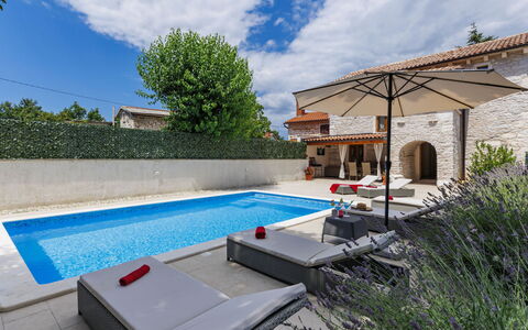 Trošti: Piscina, Recurso, Mueble Para Exteriores, Inmuebles, Hacienda, Sunlounger, Fuente De Agua, Villa, Paisajismo, Patio