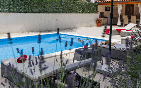 Trošti: Piscina, Recurso, Ocio, Mueble Para Exteriores, Material Compuesto, Paraguas, Eco Hotel, Fuente De Agua, Silla, Sombra