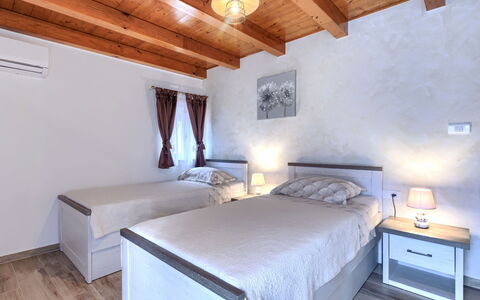 Trošti: Casa, Mueble, Suelo, Cama, Habitación, Madera Dura, Marco De La Cama, Manchas De Madera, Almohada, Hotel