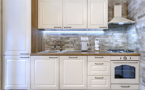 Trošti: Cocina, Gabinetes, Mostrador, Aparato De Cocina, Electrodoméstico, Diseño De Interiores, Casa, Mueble, Piso, Lavabo